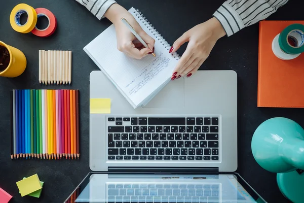 Plat leggen van de laptop op tafel van het schoolbord. Achtergrond — Stockfoto