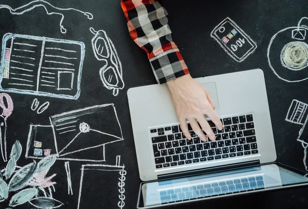 Kara tahta masada dizüstü düz yatıyordu. Arka plan