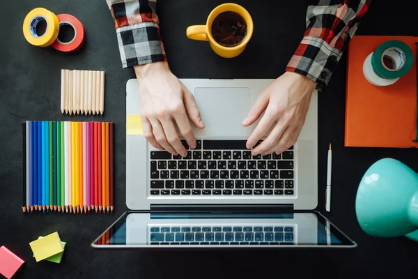 Kara tahta masada dizüstü düz yatıyordu. Arka plan