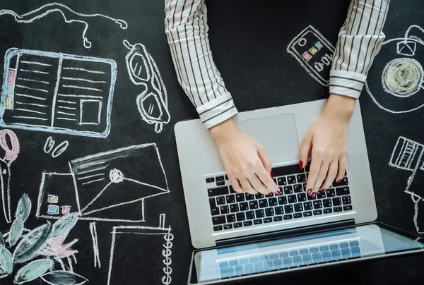 Lägenheten låg av laptop på svarta tavlan bord. Bakgrund — Stockfoto