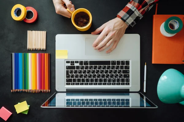 Plochý ležel laptop na stole tabuli. Pozadí — Stock fotografie