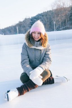 buz pateni kadın buz gülümseyen üzerinde oturuyordu