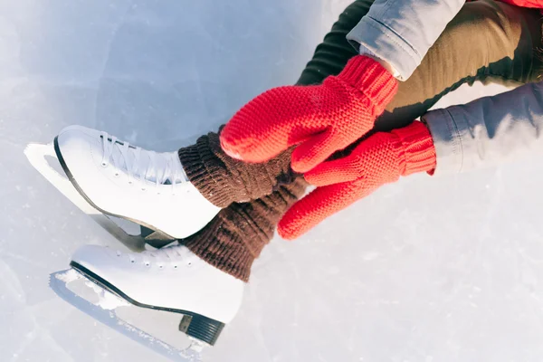 Version bleue inclinée, patins à glace avec réflexion — Photo