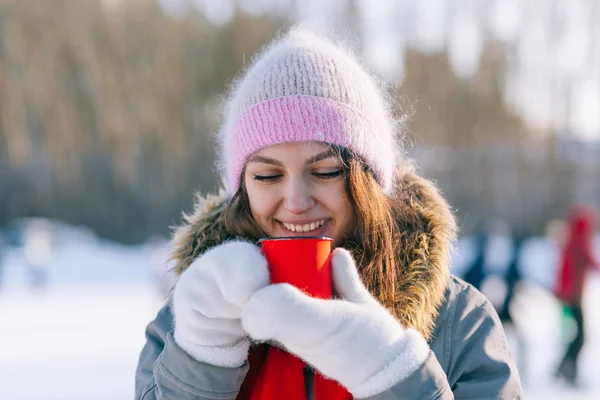 Woman holding winter cup close up — Stock Photo, Image