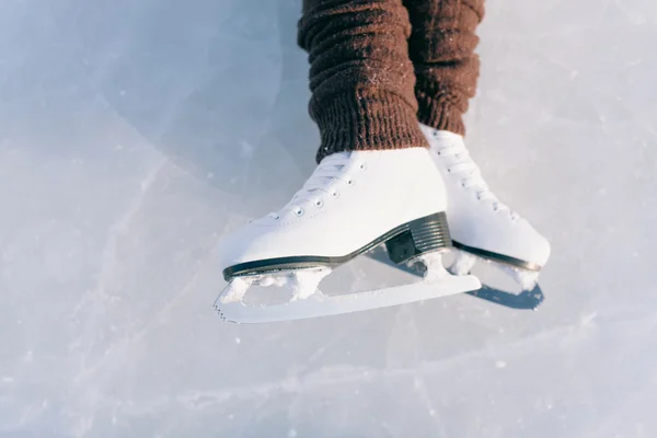 Versión azul inclinada, patines de hielo con reflejo — Foto de Stock