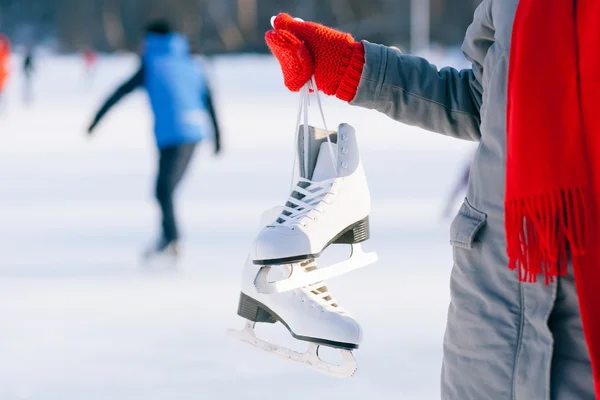 Jeune femme montrant des patins à glace pour l'hiver — Photo