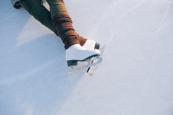 Version bleue inclinée, patins à glace avec réflexion — Photo