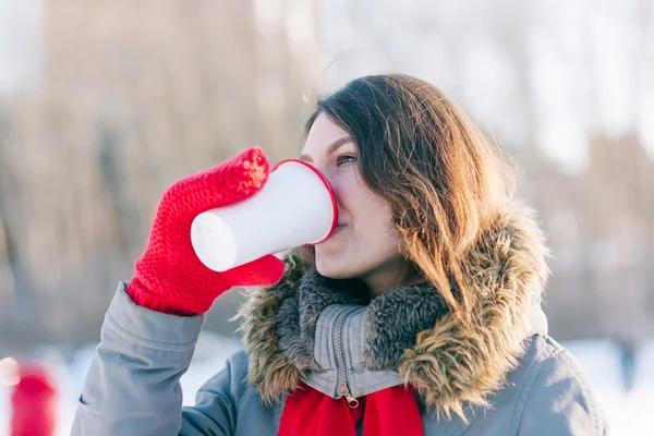 Kvinna anläggning winter cup i närheten upp — Stockfoto