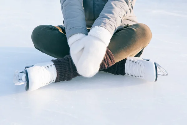 Version bleue inclinée, patins à glace avec réflexion — Photo