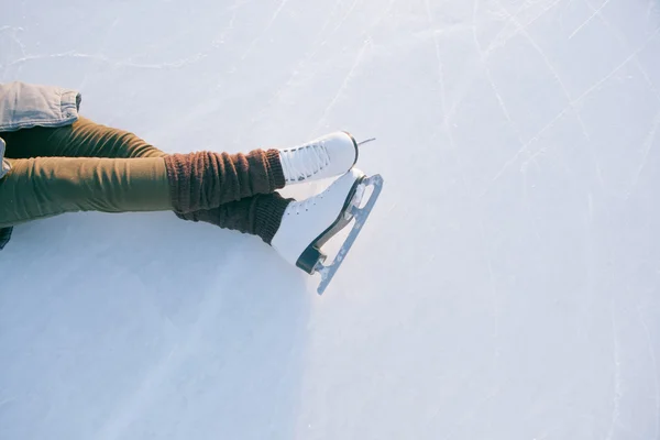 Versão azul inclinada, patins de gelo com reflexão — Fotografia de Stock