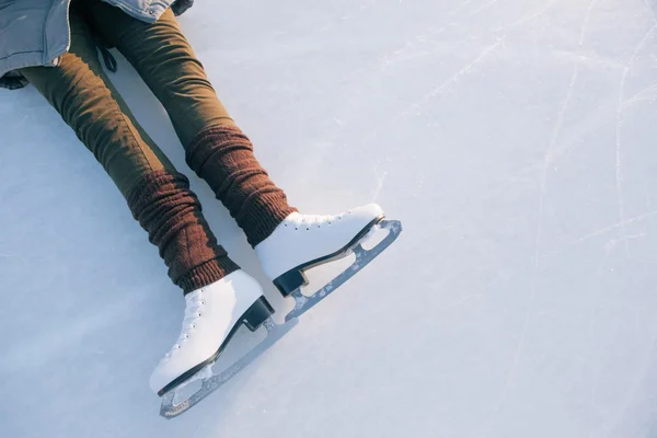 Gekippte blaue Version, Schlittschuhe mit Spiegelung — Stockfoto