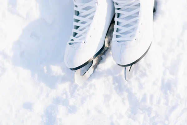 Figura patins em close-up neve — Fotografia de Stock