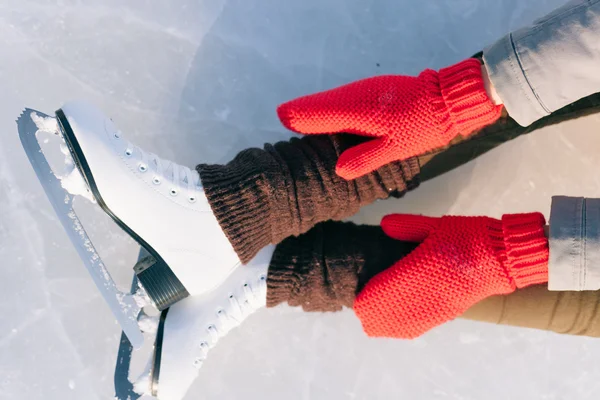 Version bleue inclinée, patins à glace avec réflexion — Photo