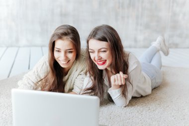 Arkadaşlarım ile birlikte kafe terasında oturup laptop