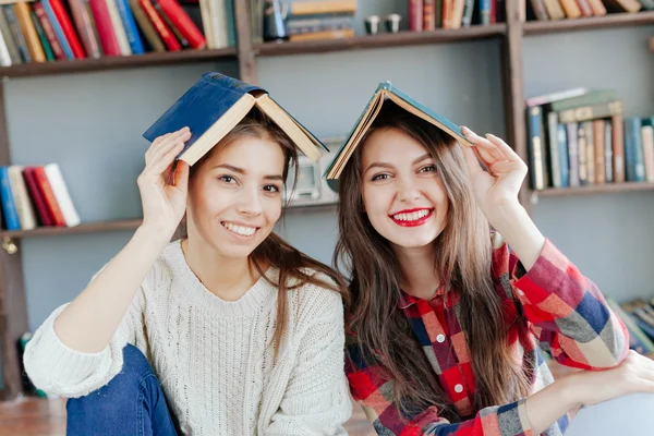 Freundeskreis nimmt zu Hause am Bücherclub teil — Stockfoto