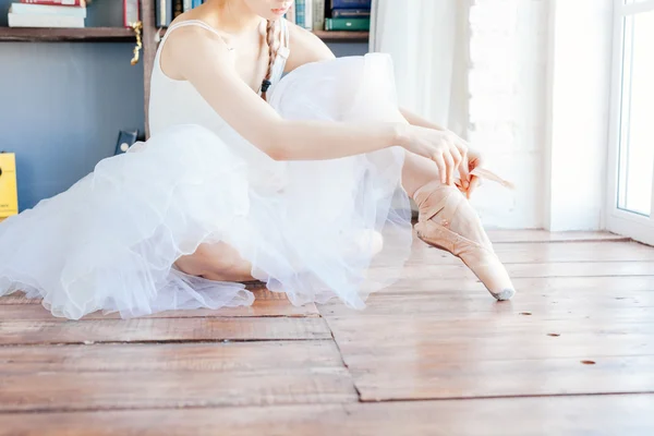 Young ballerina standing on poite at barre in ballet class — Stock Photo, Image