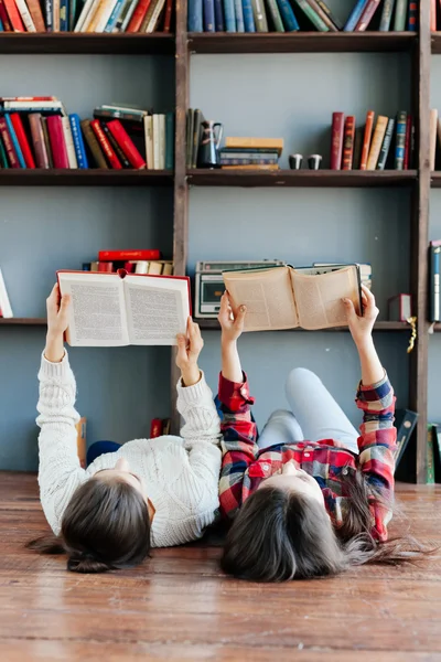Groep vrienden thuis deel te nemen aan boekenclub — Stockfoto