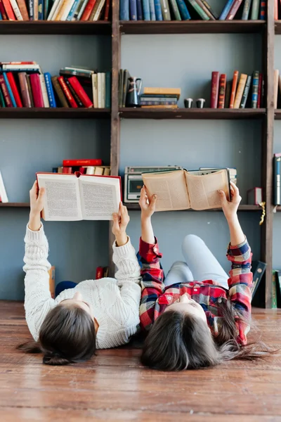 Groupe d'amis participant au club de lecture à la maison — Photo