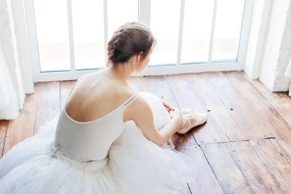 Unga ballerina stående på poite på barre i balett klass — Stockfoto