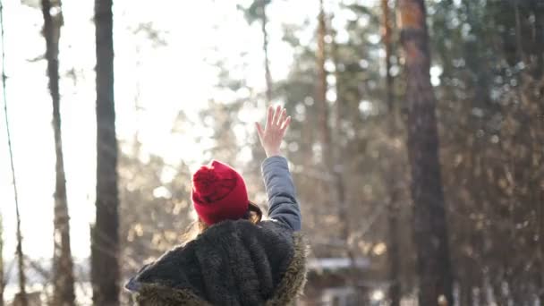 Kvinnan räcker i vinterhandskar — Stockvideo