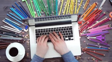Çalışma alanı renkli kalemler, laptop, ahşap masa palette ile