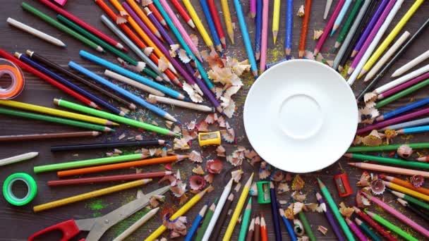 Muchos lápices de color en una linda taza o caja aislada en el fondo blanco — Vídeos de Stock