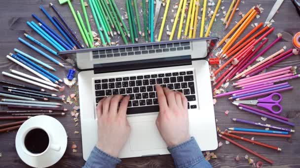 Werkplek met kleurpotloden, laptop, palet op houten tafel — Stockvideo