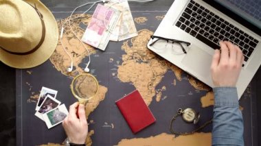 İki genç insanlar birlikte planlama Avrupa'ya yolculuk. Üstten Görünüm.