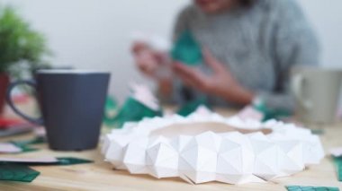 Kadın el çerçeveleme özel ev tasarım çizim ve fotoğraf kombinasyonu.