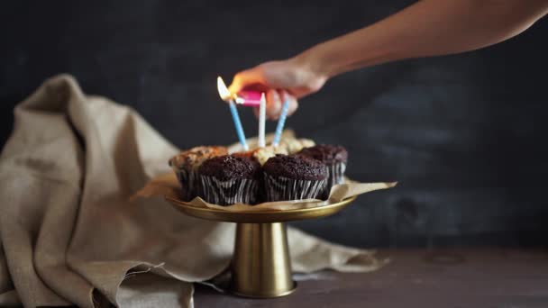 Lekkere verjaardag Cupcake met kaars, op grijze achtergrond — Stockvideo