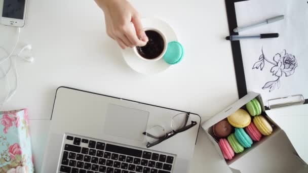 Femme sur le lieu de travail vue du dessus — Video