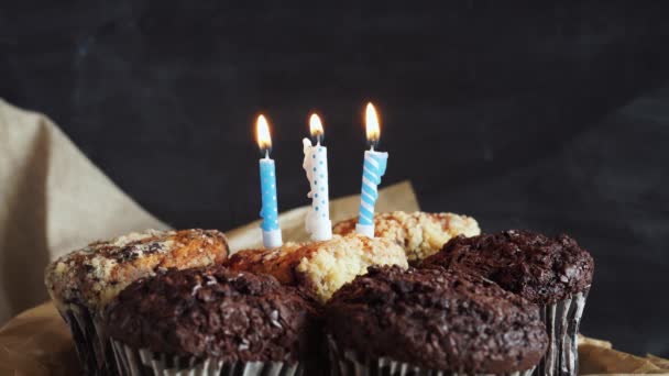 Cupcake de aniversário saboroso com vela, no fundo cinza — Vídeo de Stock