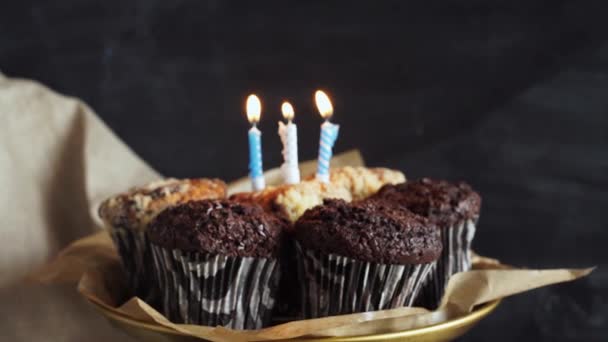 Cupcake de aniversário saboroso com vela, no fundo cinza — Vídeo de Stock