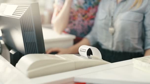 Nahaufnahme der leeren Kasse mit Computerterminal im Supermarkt — Stockvideo