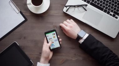 İşadamı akıllı izlemek ve telefon kullanır. Smartwatch kavramı