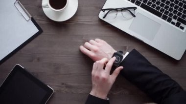 İşadamı akıllı izlemek ve telefon kullanır. Smartwatch kavramı