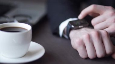 İşadamı akıllı izlemek ve telefon kullanır. Smartwatch kavramı