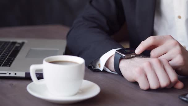 Бизнесмен использует умные часы и телефон. Smartwatch — стоковое видео