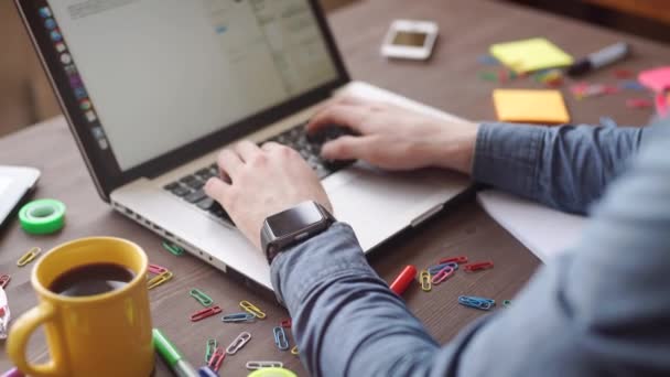 Business presentation meeting on office table with laptop computer — Stock Video