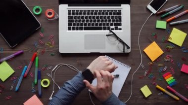 Web sitesi tasarımcısı akıllı saat ve dijital tablet ile çalışma.