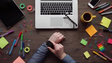Web sitesi tasarımcısı akıllı saat ve dijital tablet ile çalışma.