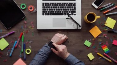 Web sitesi tasarımcısı akıllı saat ve dijital tablet ile çalışma.