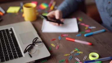 iş tanıtımı toplantı ofis masaları ile dizüstü bilgisayar üzerinde