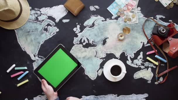 Ruka, mapa, kompas, peníze a tablet na tabuli tabulky. — Stock video