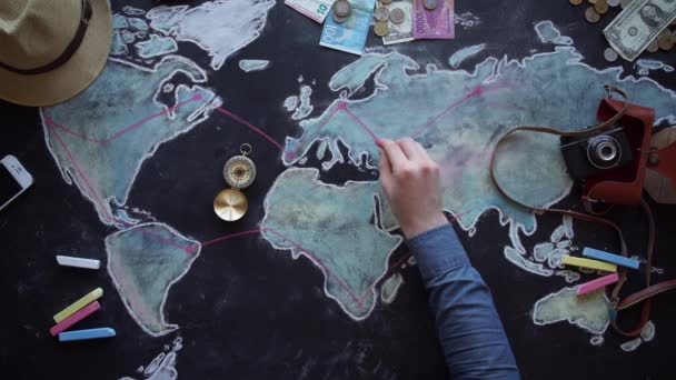 Mladý pár plánování líbánky dovolené výlet s mapou — Stock video