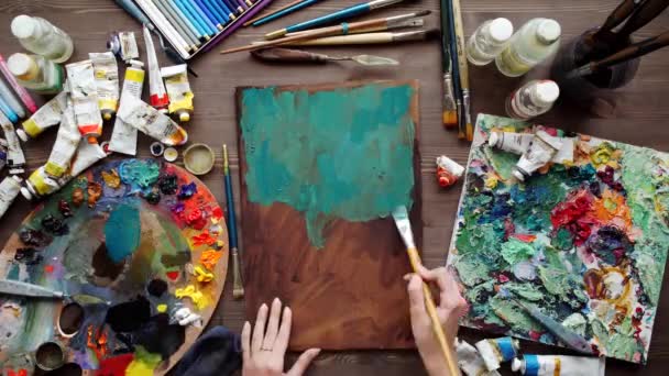 Artista pinta un cuadro de pintura al óleo pincel en la mano con paleta de primer plano. — Vídeos de Stock