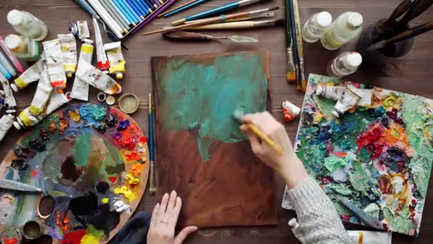 Artiste peint un tableau de pinceau à l'huile à la main avec la palette gros plan . — Video