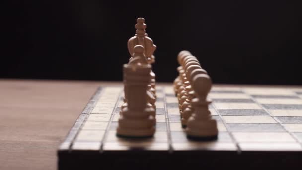 Чоловік грає в дерев'яні шахові фігури — стокове відео