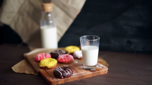 Donut servido con una mini botella de leche — Vídeos de Stock
