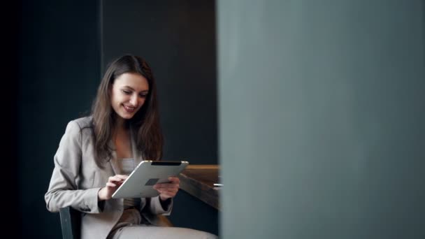 Belle femme hipster utilisant un ordinateur portable au café — Video